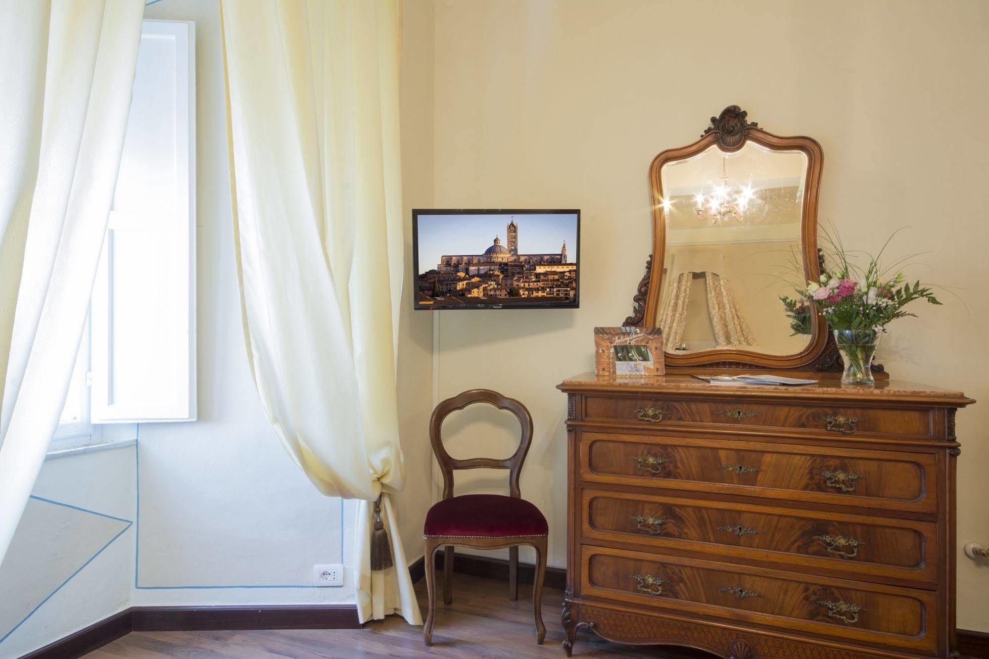 Pantaneto - Palazzo Bulgarini Siena